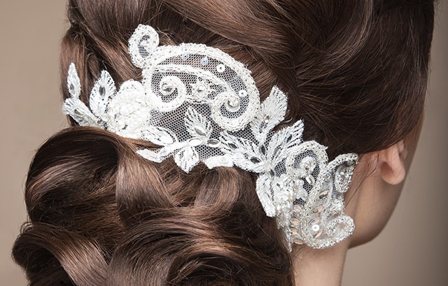 白レースの髪飾りをつけた女性