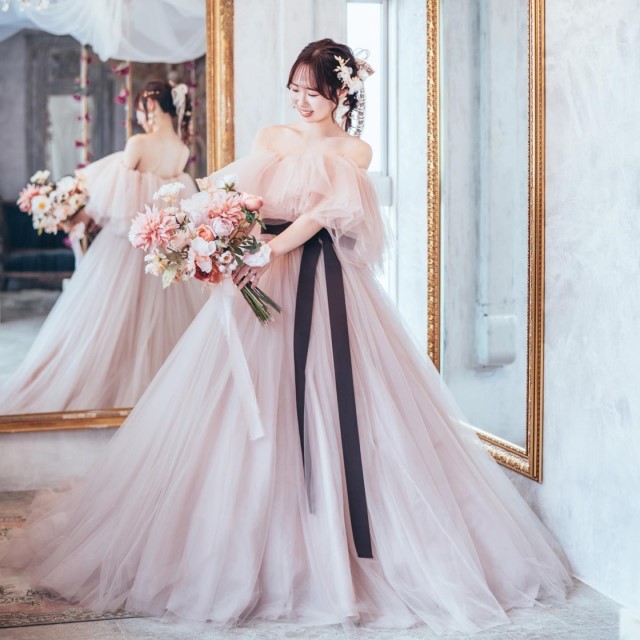 ピンクのウェディングドレス（カラードレス）のデザイン！似合う小物