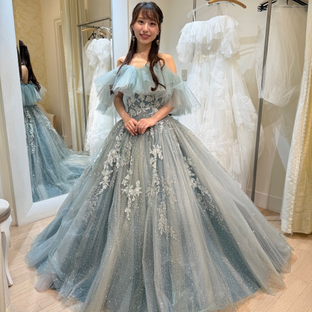 グラデーションの入ったミントブルーのドレス