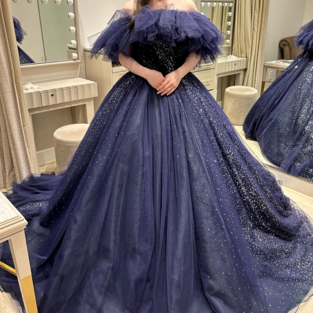 フリルとグリッターのついたネイビードレス