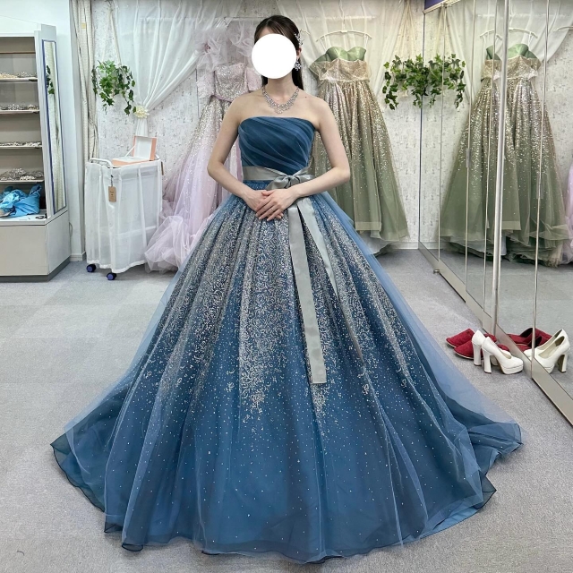 正面にグリッターがちりばめられたスカートのブルードレス