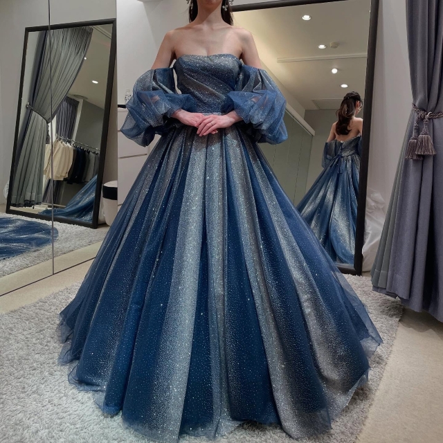 落ち着いたトーンのブルードレス