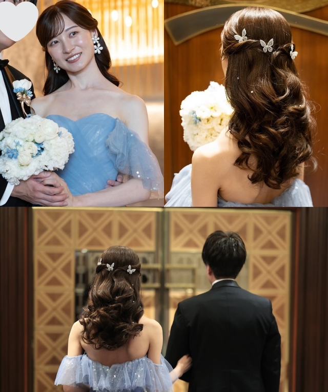 蝶モチーフの髪飾りをつけたブルードレスの花嫁