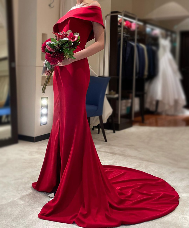 赤のウェディングドレス カラードレスのデザイン集 似合う小物 ブーケもご紹介 結婚ラジオ 結婚スタイルマガジン