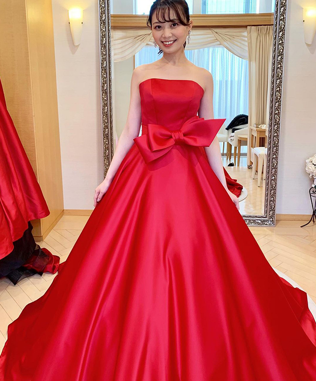 赤のウェディングドレス・カラードレスのデザイン集！似合う小物