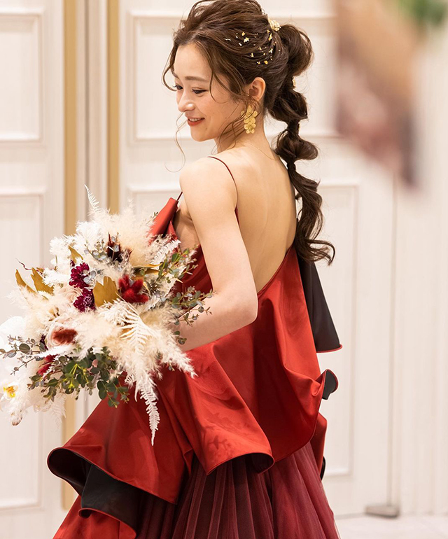 赤のウェディングドレス カラードレスのデザイン集 似合う小物 ブーケもご紹介 結婚ラジオ 結婚スタイルマガジン