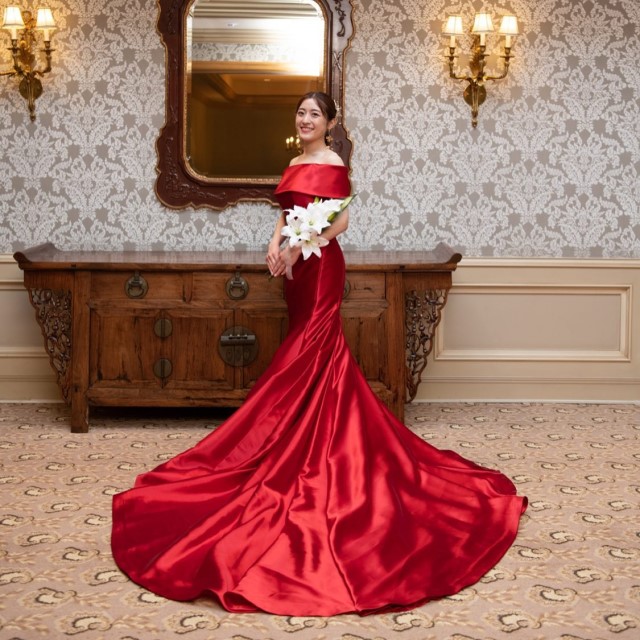 赤いマーメイドドレスを着た女性