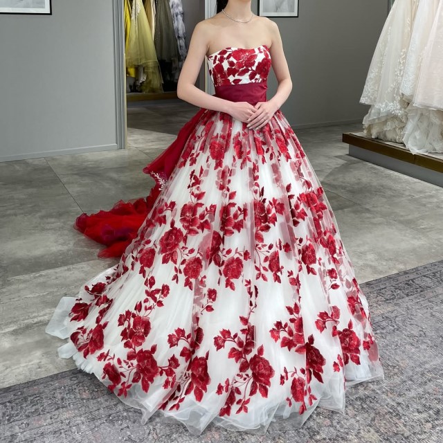 ★ウエディングドレス　赤いお花の飾り付き可愛いホワイトドレス♪♪ 赤のウェディングドレス（カラードレス）のデザイン集！似合う小物
