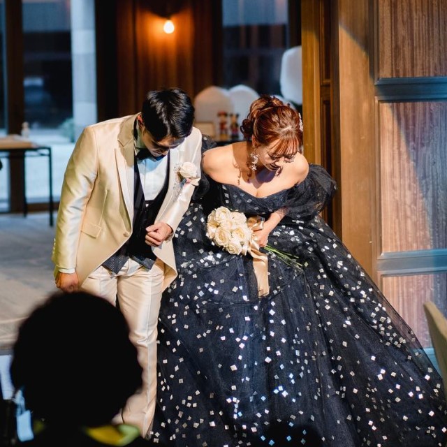 キラキラのドレスを着た花嫁