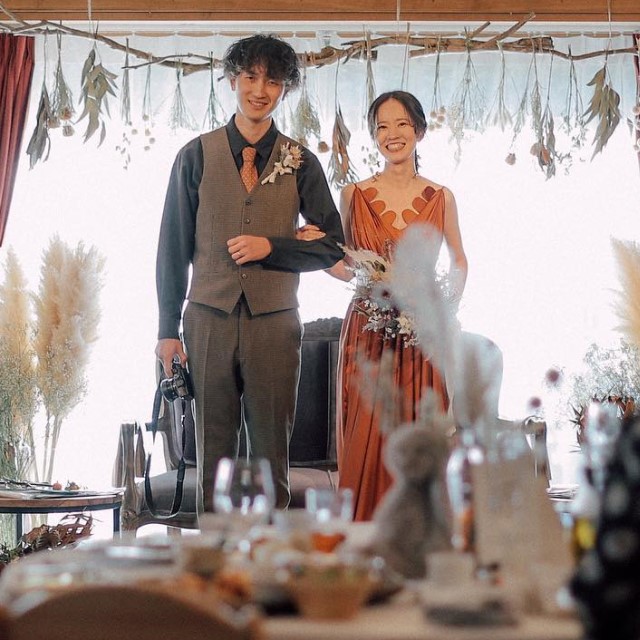 スレンダーラインのドレスを着た花嫁