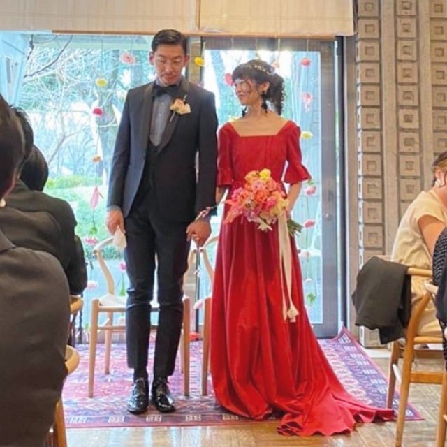 スレンダーラインのドレスを着た花嫁