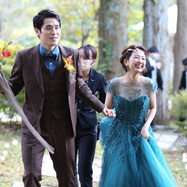 透け感のある素材のドレスを着た花嫁