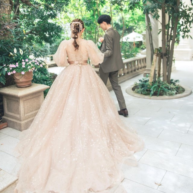 パステルカラーのドレスを着た花嫁