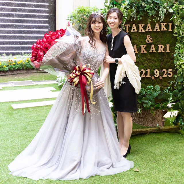 スモーキーカラーのドレスを着た花嫁