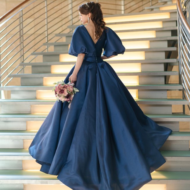 ブルーのドレスを着た花嫁