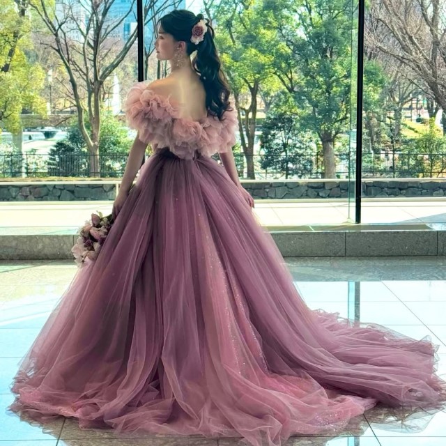 ピンクのドレスを着た花嫁