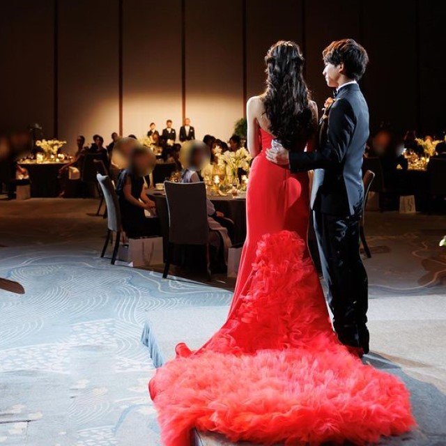 赤のドレスを着た花嫁