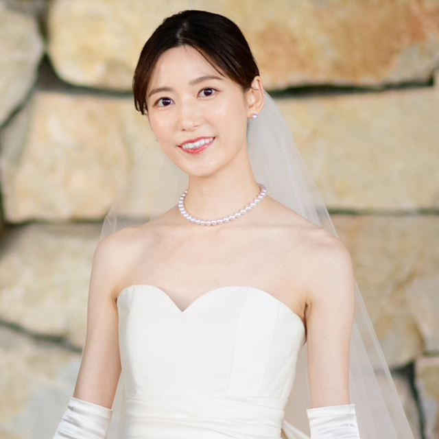 パールジュエリーを身に着けた花嫁
