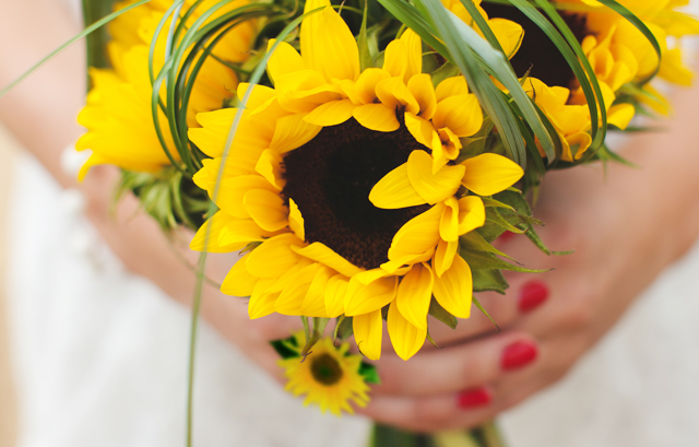 花嫁が持つ黄色い花のブーケ