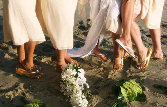 ビーチサンダルを履いた足元
