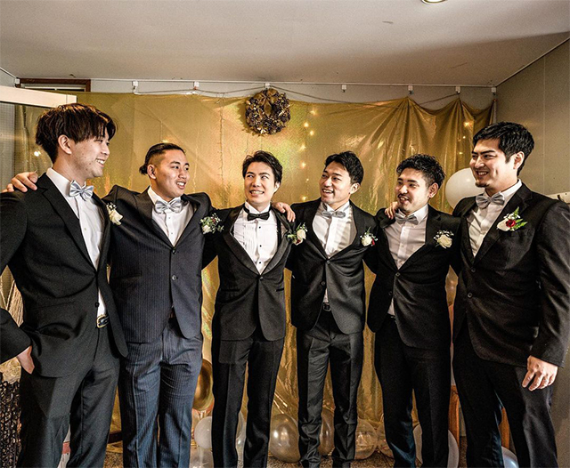 お揃いの蝶ネクタイをつける新郎と男性ゲスト