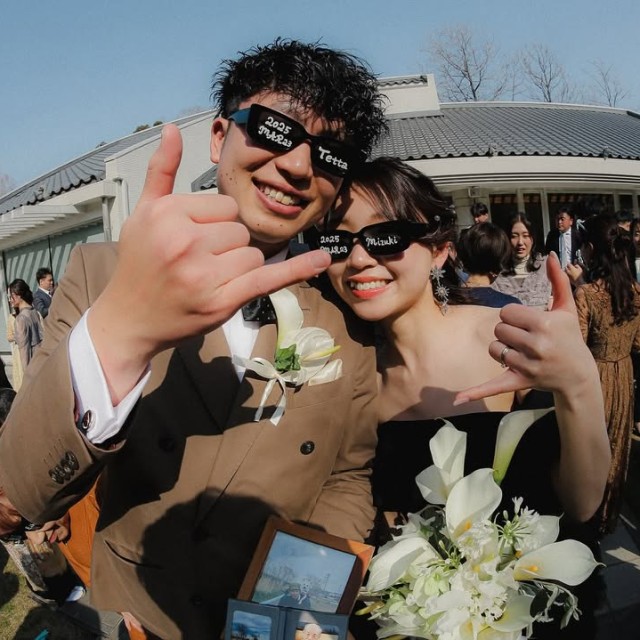 お揃いのサングラスをかけてポーズをとる新郎新婦