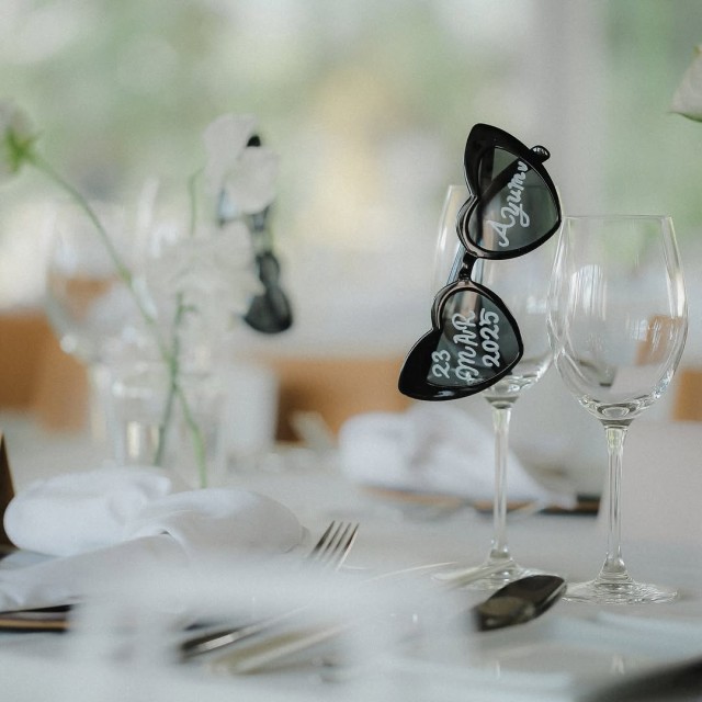 ゲストテーブルのグラスにかけられたサングラス席札