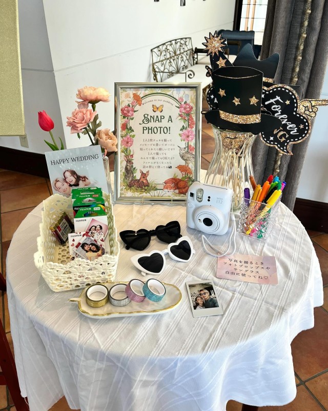 フォトブースにサングラスやフォトプロップスが置かれている様子