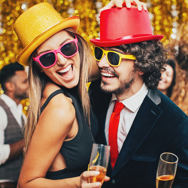 サングラスと帽子を身につけた男女