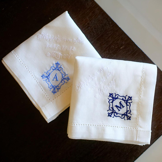 青の刺繍が入ったハンカチ