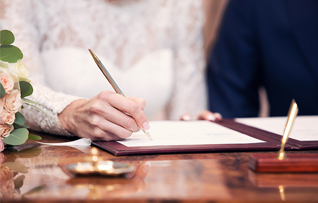 結婚証明書にサインする様子