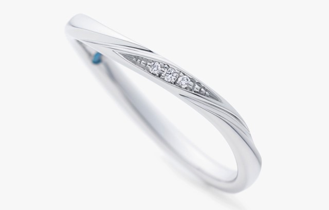 裏側に青いダイヤをあしらった指輪