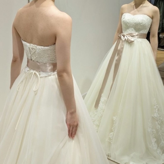 サテン素材のサッシュベルトを巻いた花嫁