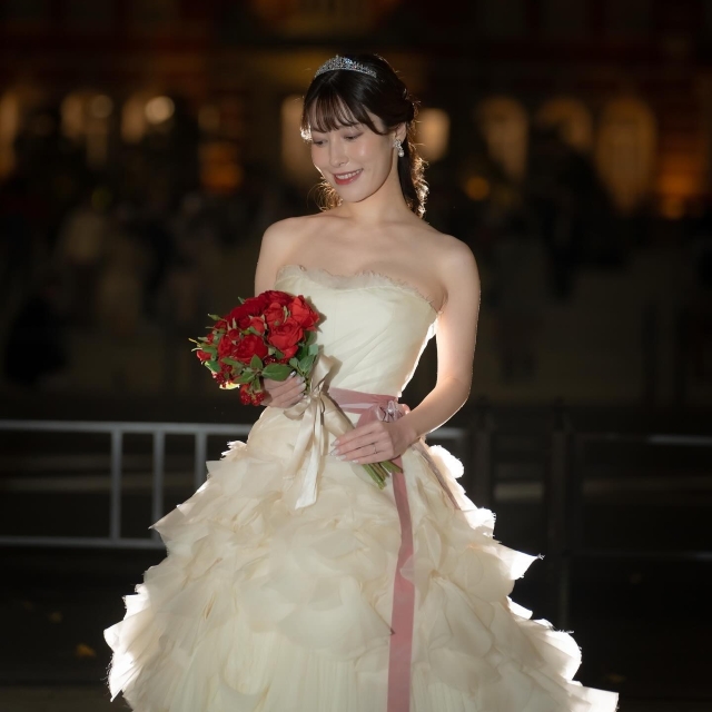 ピンクのサッシュベルトを巻いて前撮りする花嫁