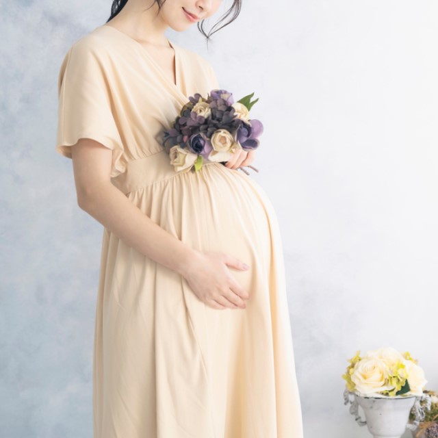 お腹を支える妊婦