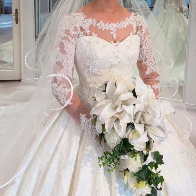 ボートネックタイプのボレロを着用した花嫁