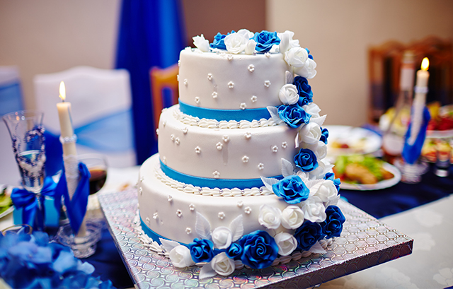 青と白のウェディングケーキ