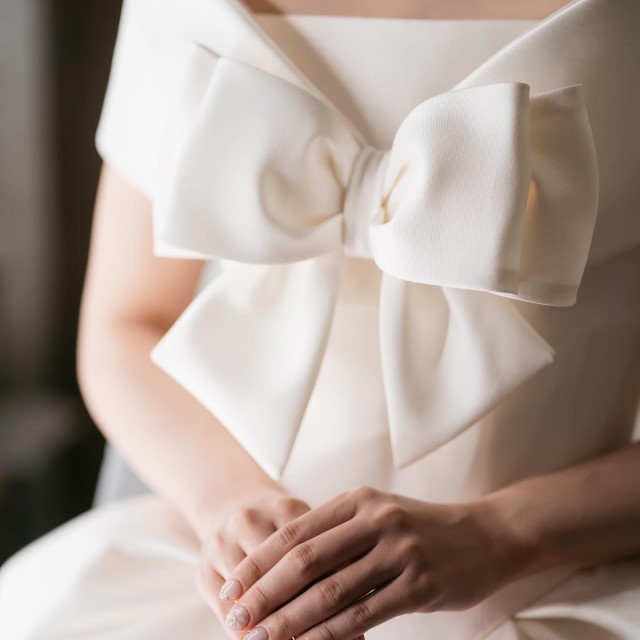 胸元にリボンのついたドレス