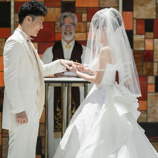 ショートベールをつけたウェディングドレス姿の新婦