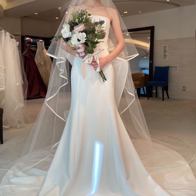 ロングタイプのパイピングベールをつけた女性