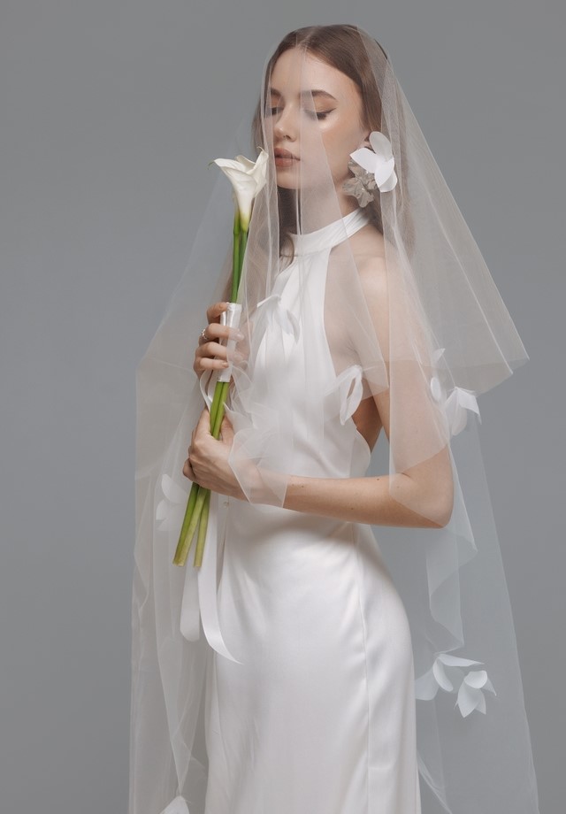 ウェディングドレスを着てベールをつけた女性