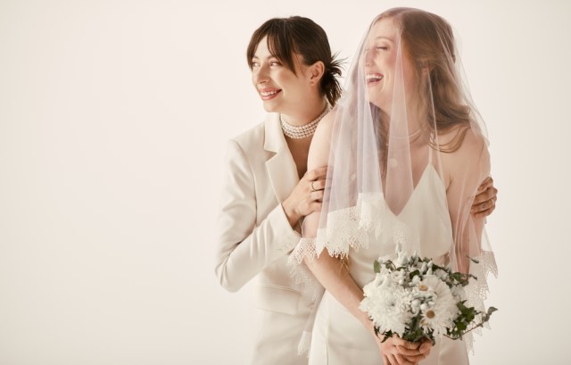 ベールをつけた花嫁とその友人の女性