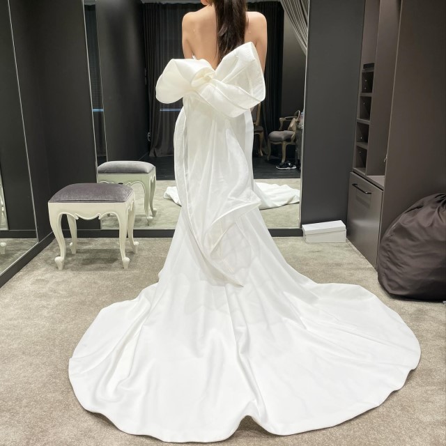 背中にリボンモチーフがついたドレス