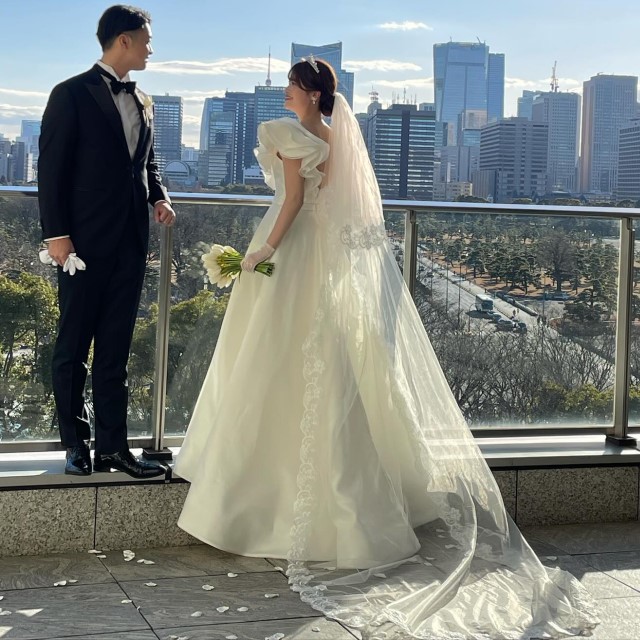 ロングベールをつけた高身長の花嫁