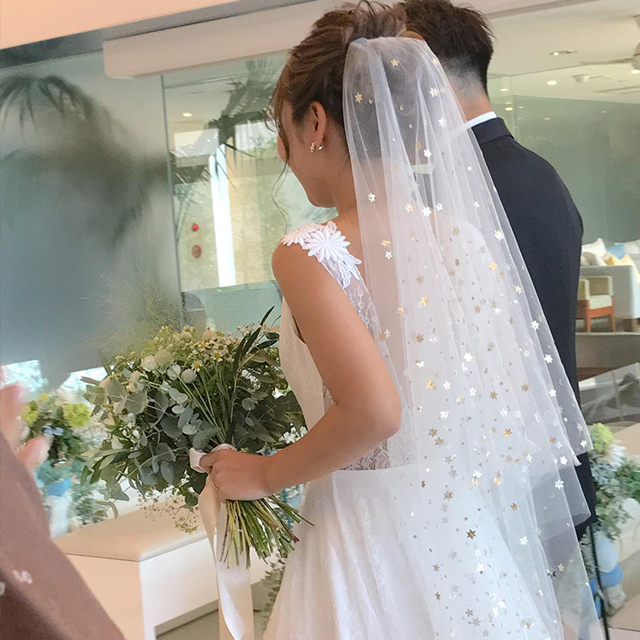 ビーディングベールをつけた花嫁の後ろ姿