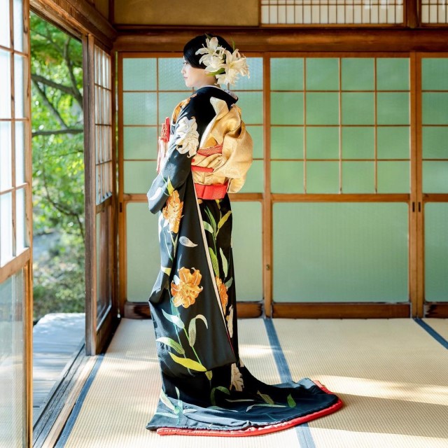 引き振袖を着た花嫁