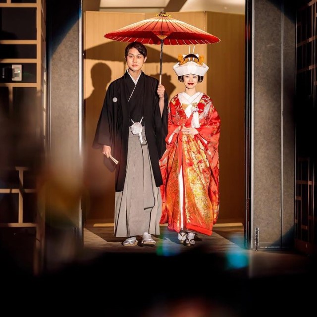 番傘をさして入場する新郎新婦