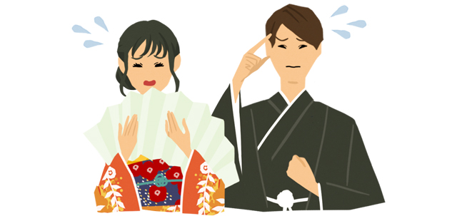 和装の新郎新婦が疲れている様子