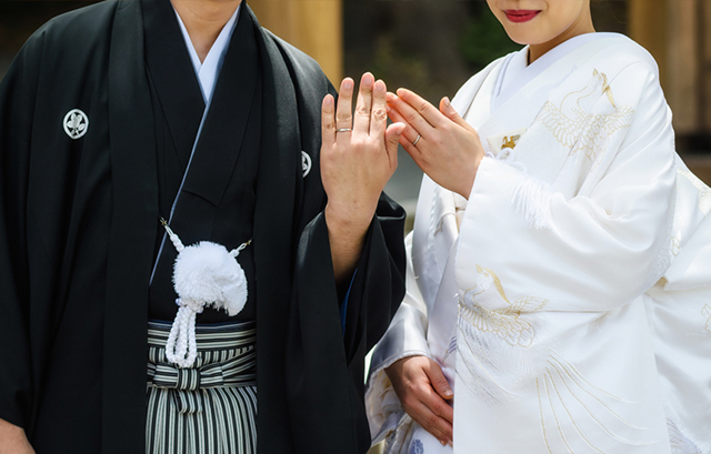紋付袴を着た男性と白無垢を着た女性