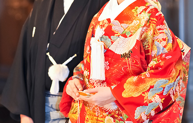 紋付袴を着た男性と色打掛を着た女性